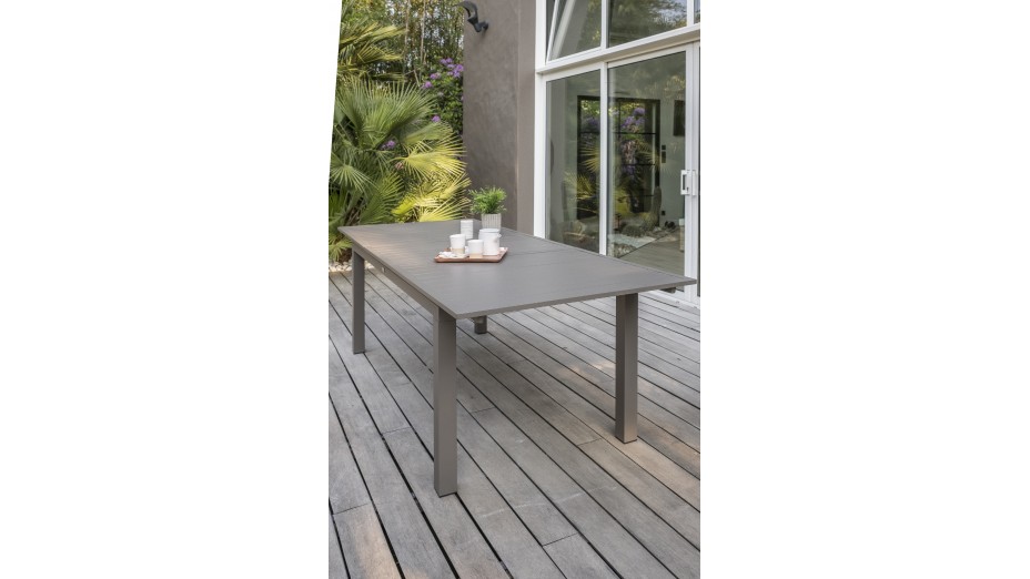 Table de jardin ZAHARA (180/240x100 cm) en aluminium avec rallonge automatique - TAUPE