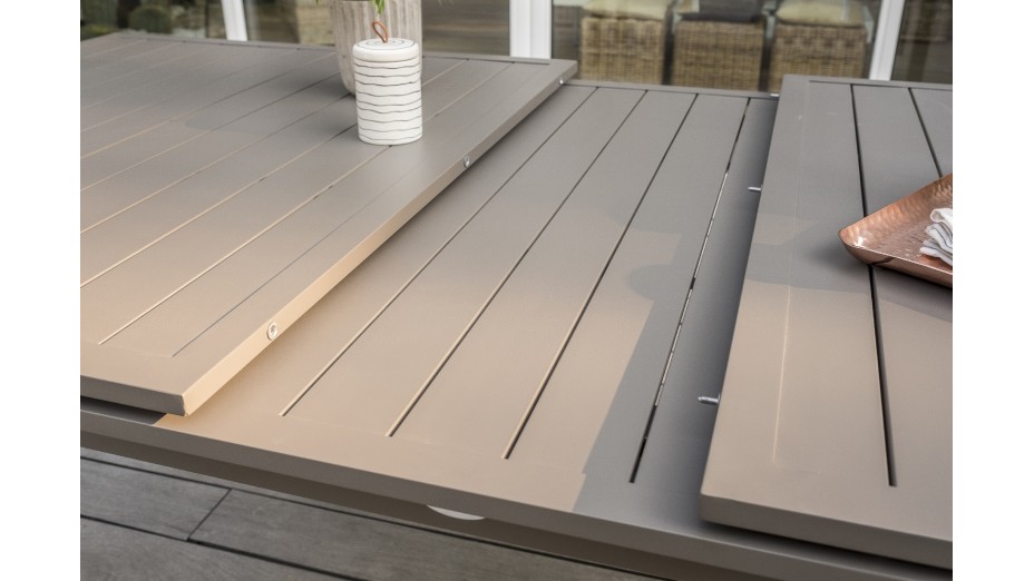 Table de jardin ZAHARA (180/240x100 cm) en aluminium avec rallonge automatique - TAUPE