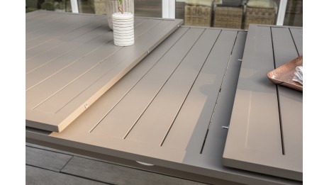 Table de jardin ZAHARA (180/240x100 cm) en aluminium avec rallonge automatique - TAUPE
