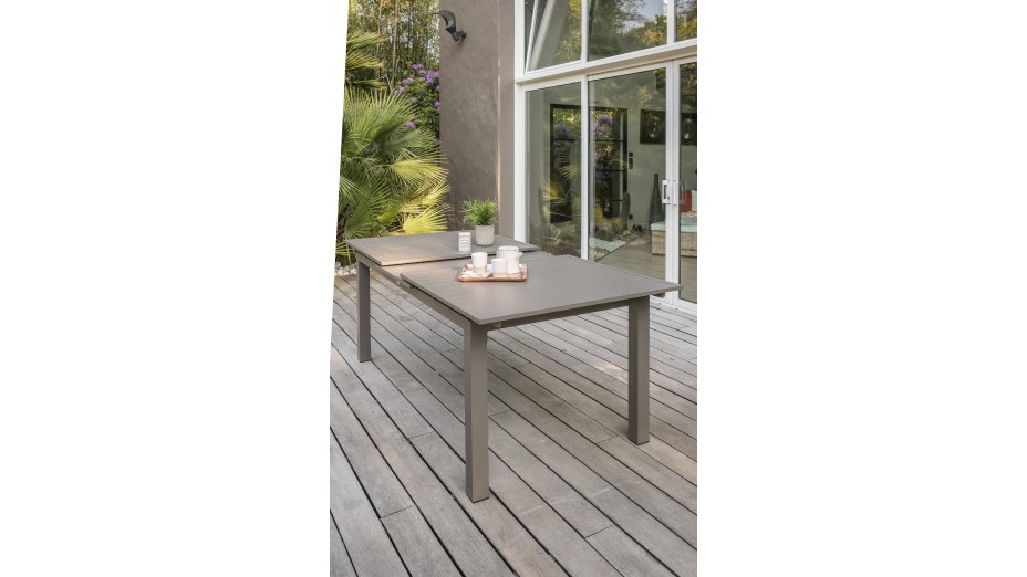 Table de jardin ZAHARA (180/240x100 cm) en aluminium avec rallonge automatique - TAUPE