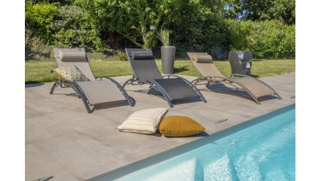 Lot composé de 2 bains de soleil CL76CAPPUCCINO (pré-montés) empilables