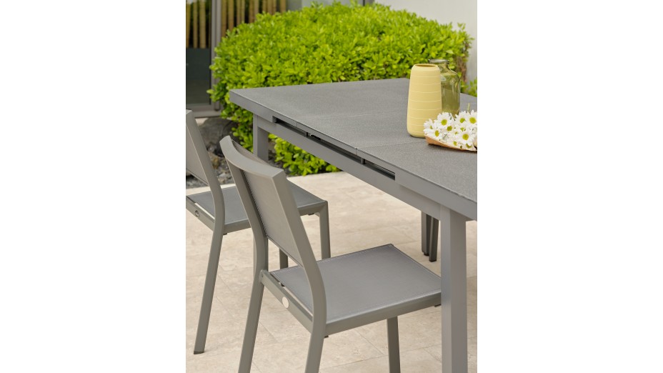 Lot composé d'une table de jardin DANIA-TB210-STONE-N avec rallonge et de 4 chaises STOCKHOLM-CH empilables