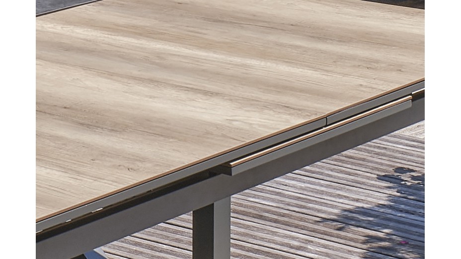 Table de jardin FLORIDE (180/240x100 cm) en aluminium et plateau HPL imitation bois avec rallonge automatique - GRIS ANTHRACITE