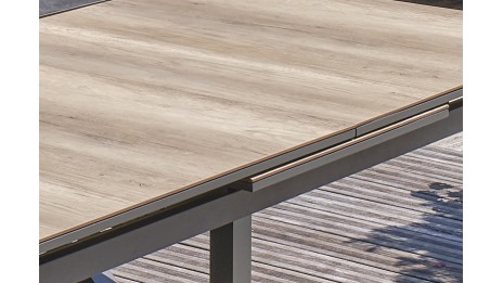 Table de jardin FLORIDE (180/240x100 cm) en aluminium et plateau HPL imitation bois avec rallonge automatique - GRIS ANTHRACITE