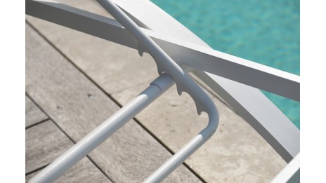 Lot composé de 2 bains de soleil BARCELONA-CL-BLANC (pré-montés) empilables