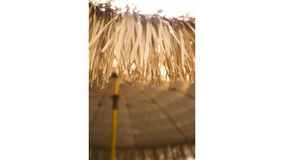 Parasol à franges HAWAI (diam. 200 cm) en acier finition bois - MARRON