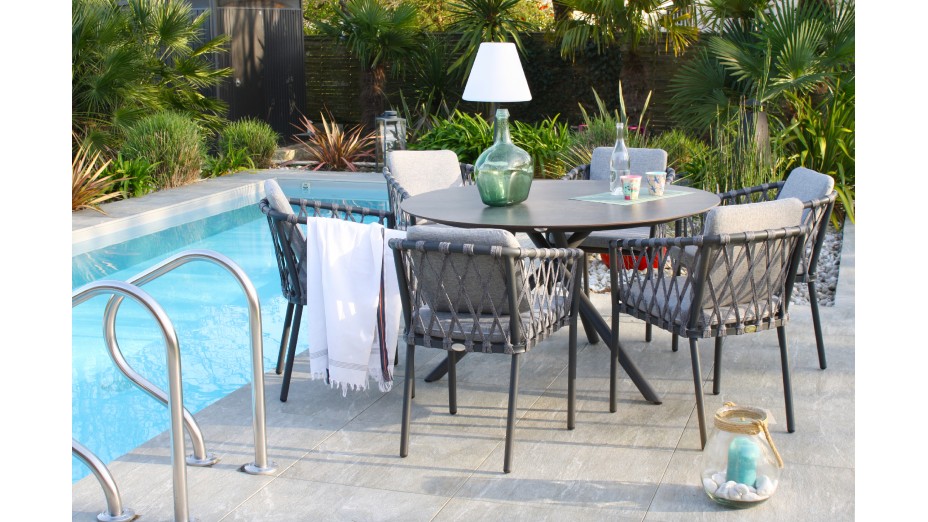 Lot composé d'une table de jardin ronde PILAT-TB129 et de 6 fauteuils PILAT-FT empilables