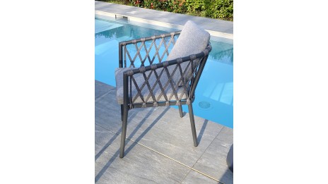 Lot composé d'une table de jardin ronde PILAT-TB129 et de 6 fauteuils PILAT-FT empilables