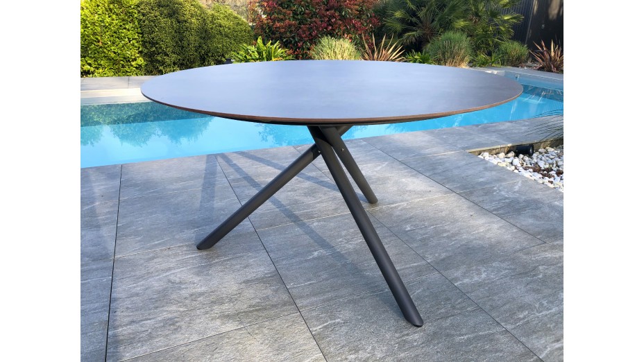 Lot composé d'une table de jardin ronde PILAT-TB129 et de 6 fauteuils PILAT-FT empilables