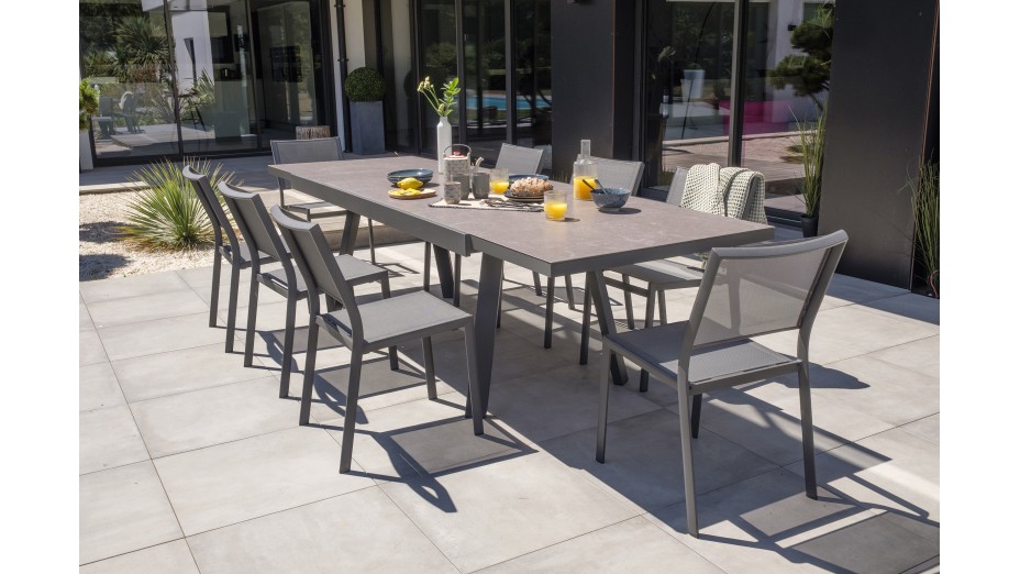 Lot composé d'une table de jardin STOCKHOLM-TB300-CER avec rallonge et de 8 chaises STOCKHOLM-CH empilables