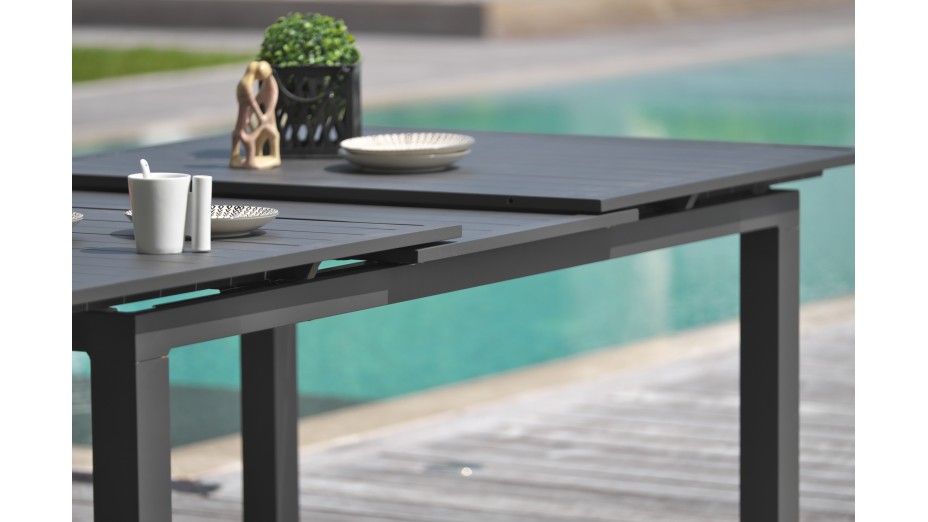 Lot composé d'une table de jardin ALU-MIAMI-TBALU avec rallonge et de 8 fauteuils ALU-MIAMI-FT empilables