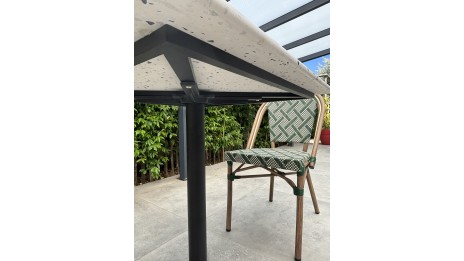 Lot composé d'une table de jardin BISTRO-TB70-TRZ et de 2 fauteuils BISTRO-FT-TEX-VERT empilables