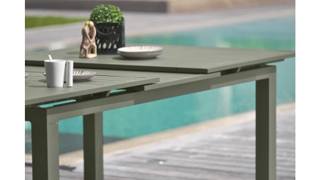 Lot composé d'une table de jardin MIAMI-TB240-KAKI avec rallonge et de 8 fauteuils MIAMI-FT-KAKI empilables