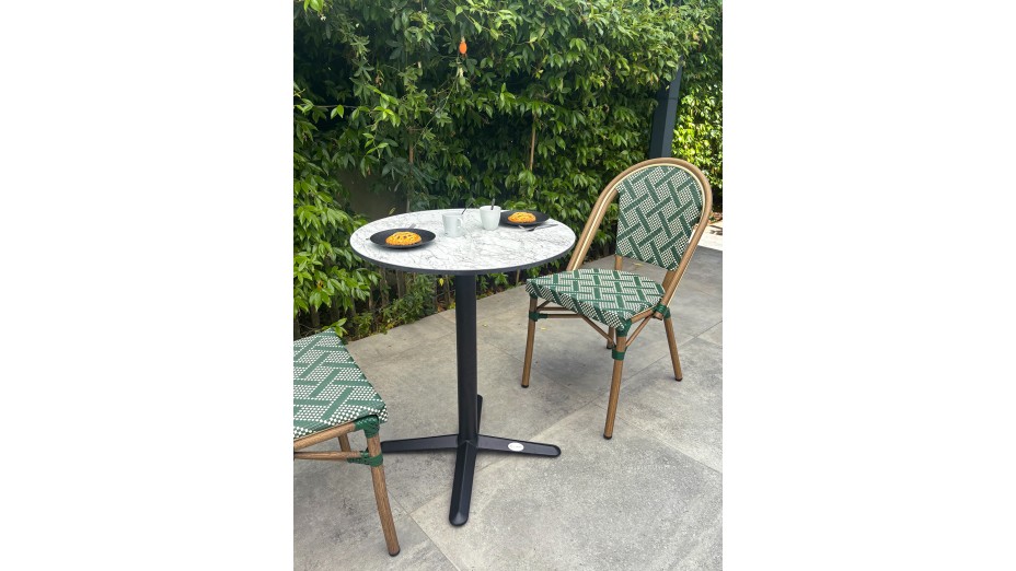 Lot composé d'une table de jardin BISTRO-TB60-HPL-MB et de 2 fauteuils BISTRO-FT-TEX-VERT empilables
