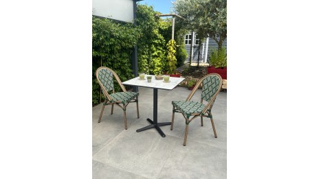 Lot composé d'une table de jardin BISTRO-TB70-HPL-MB et de 2 fauteuils BISTRO-FT-TEX-VERT empilables