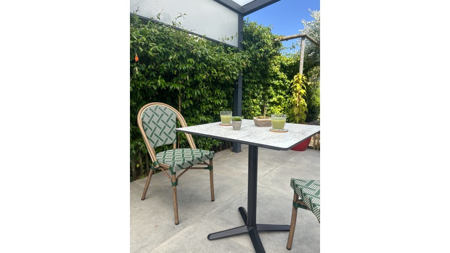 Lot composé d'une table de jardin BISTRO-TB70-HPL-MB et de 2 fauteuils BISTRO-FT-TEX-VERT empilables