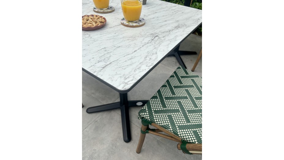 Lot composé d'une table de jardin BISTRO-TB70-HPL-MB et de 2 fauteuils BISTRO-FT-TEX-VERT empilables