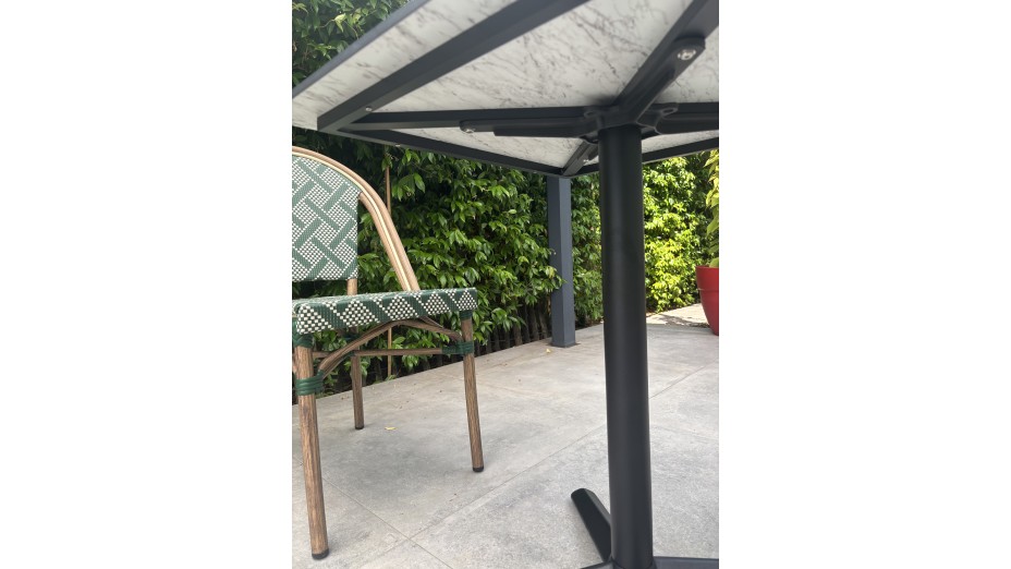 Lot composé d'une table de jardin BISTRO-TB70-HPL-MB et de 2 fauteuils BISTRO-FT-TEX-VERT empilables